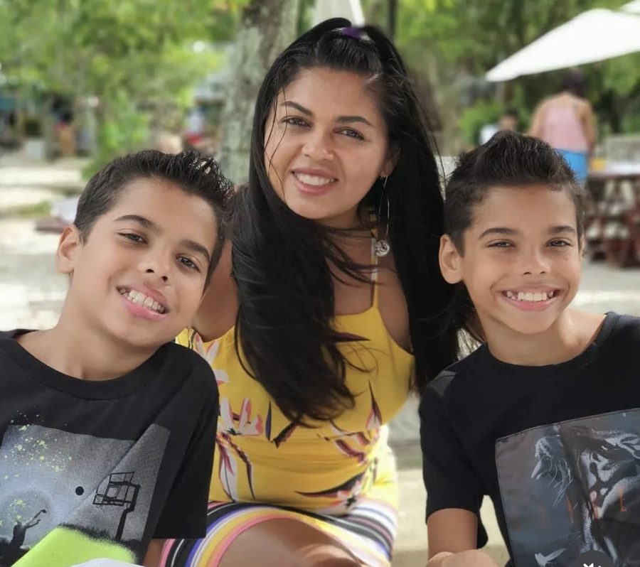 Lene, fundadora da Lene Mimos, com seus filhos gemeos